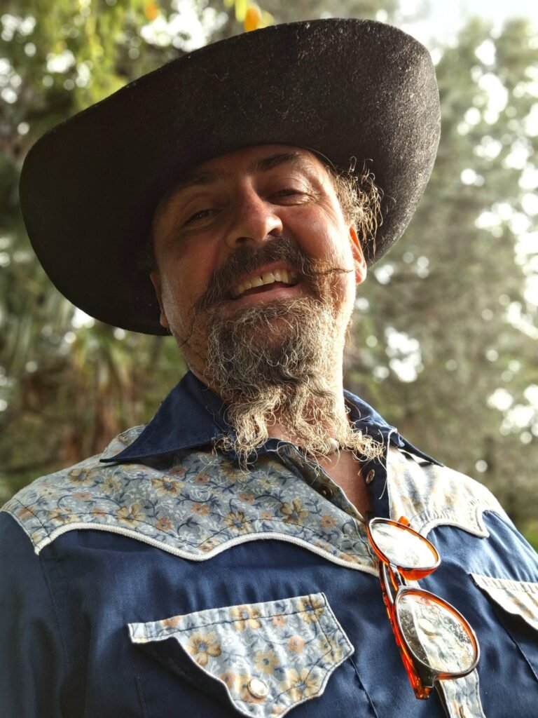 Image of author Leon Schatz.